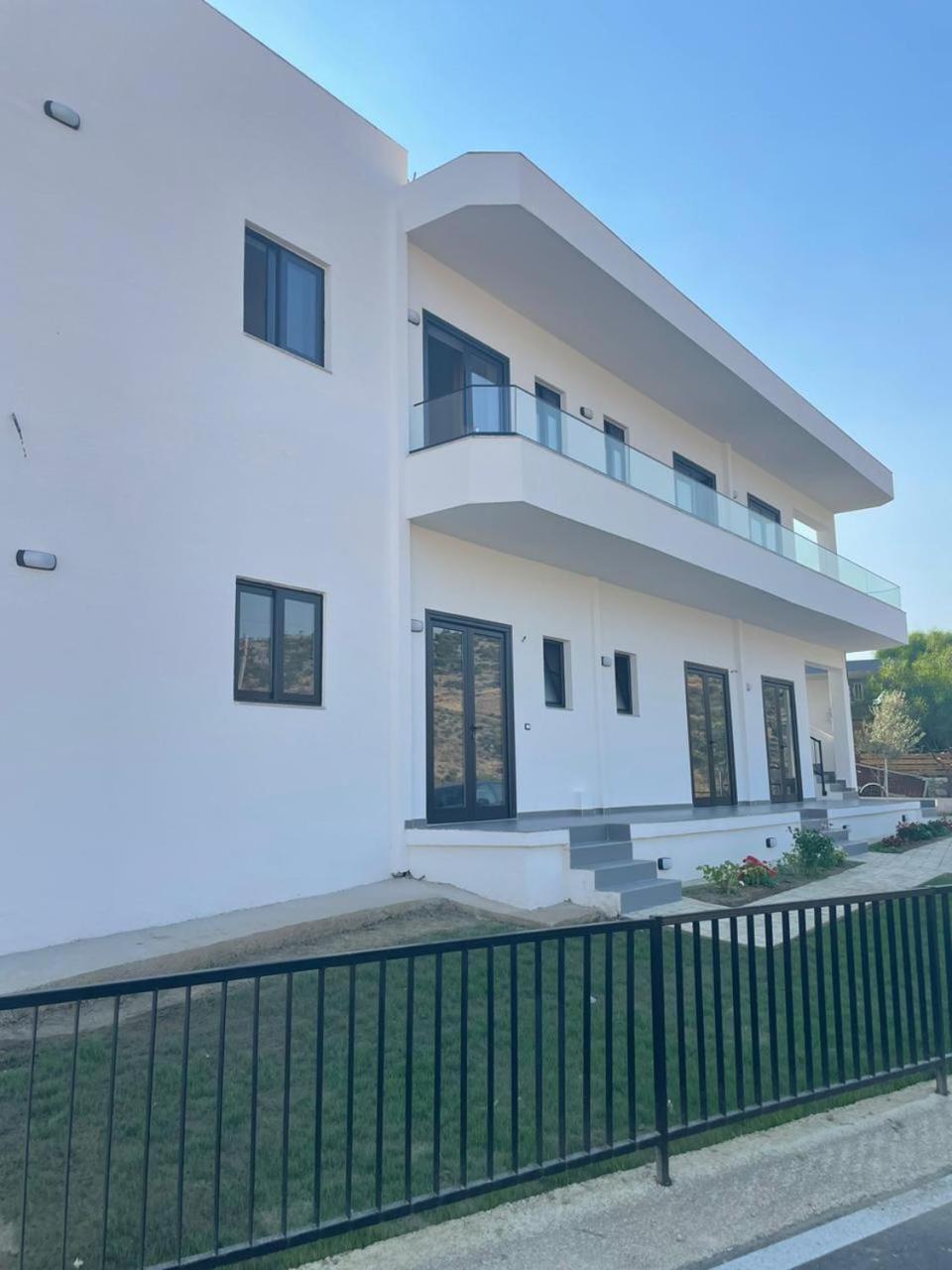 Apartament Karafili House